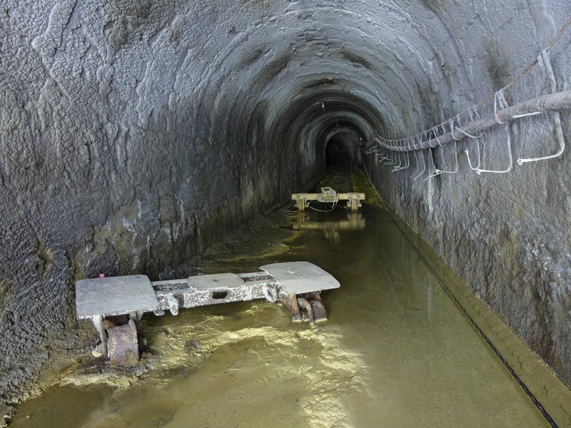 Tunnel d'une ancienne carrière de pierre à ciment