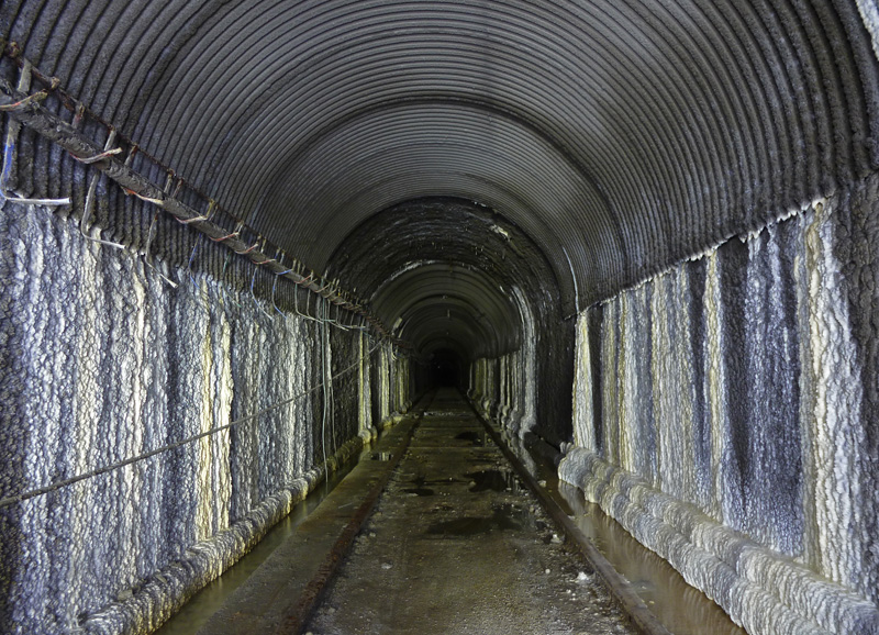 Tunnel d'une ancienne carrière de pierre à ciment