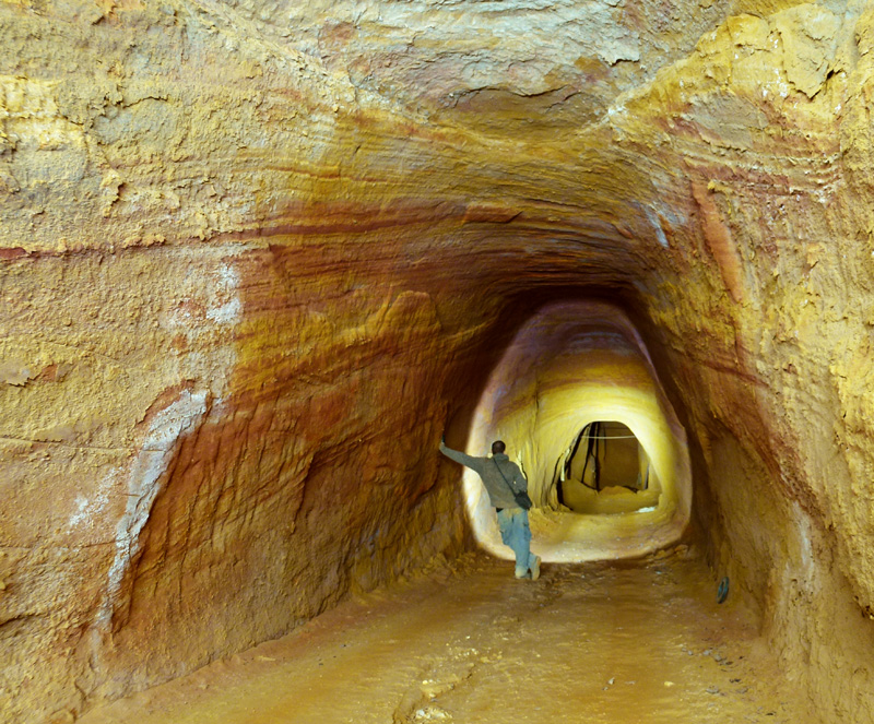 Galerie d'accès à une carrière d'ocre